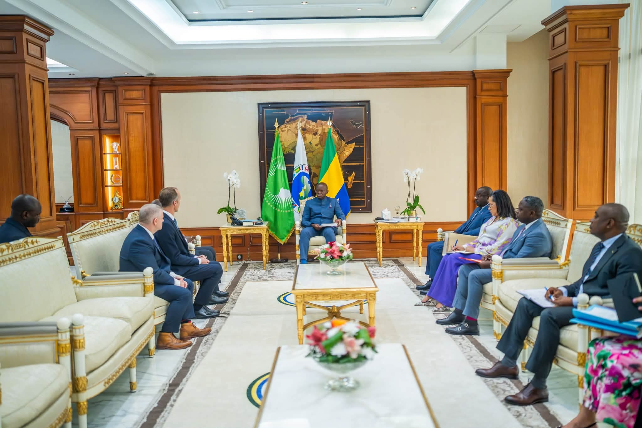 Le président gabonais avec les responsables de BW Energy